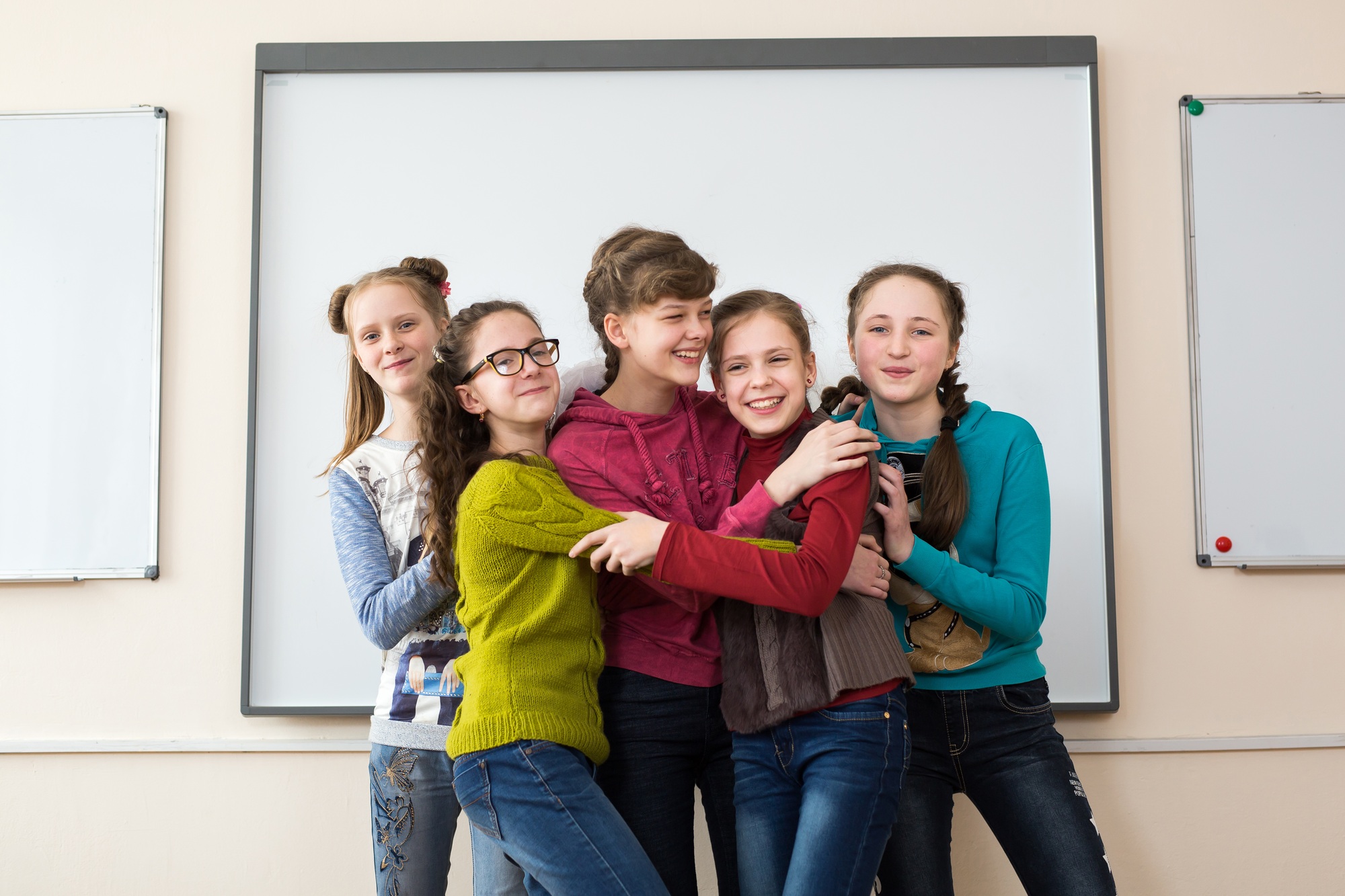 Group portrait of elementary school kids.